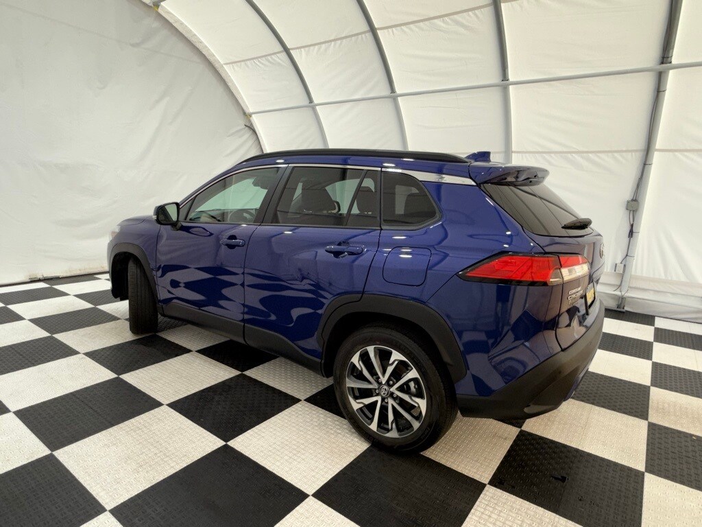 2024 Toyota Corolla Cross XLE photo 2