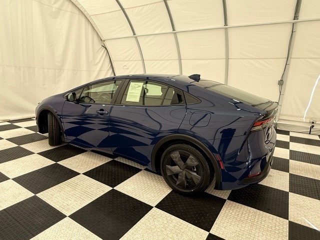 2024 Toyota Prius LE photo 2