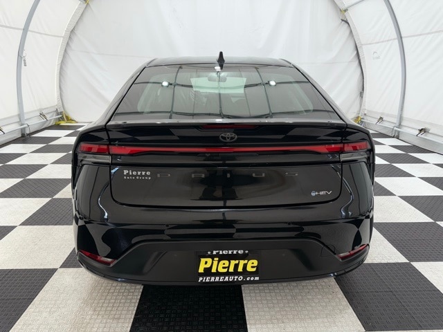 2024 Toyota Prius LE photo 2