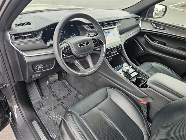 2024 Jeep Grand Cherokee Overland photo 2