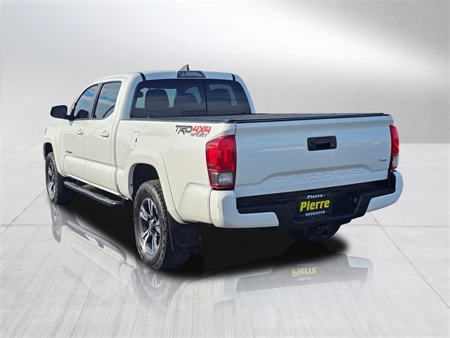 2017 Toyota Tacoma TRD Sport photo 4