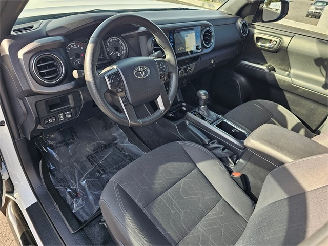 2017 Toyota Tacoma TRD Sport photo 2