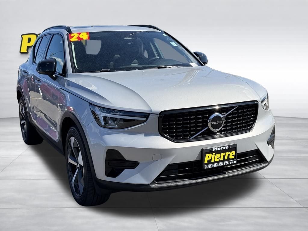 Used 2024 Volvo XC40 B5 Core SUV