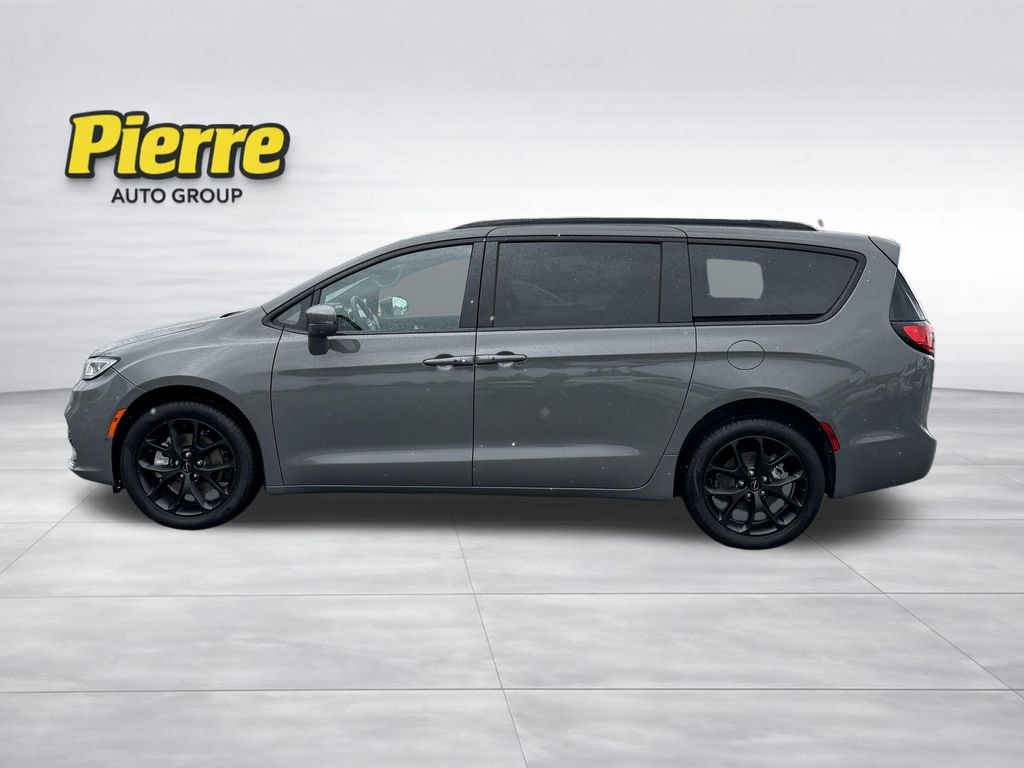 Used 2022 Chrysler Pacifica Limited Van Passenger Van