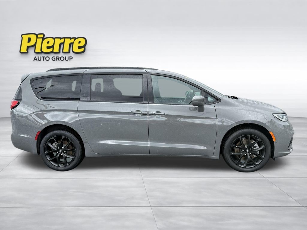 Used 2022 Chrysler Pacifica Limited Van Passenger Van