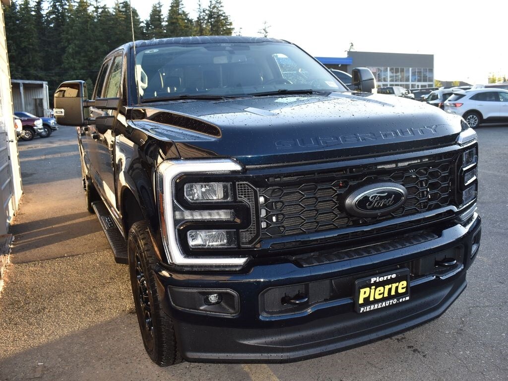 New 2025 Ford F-350 Lariat Truck Crew Cab