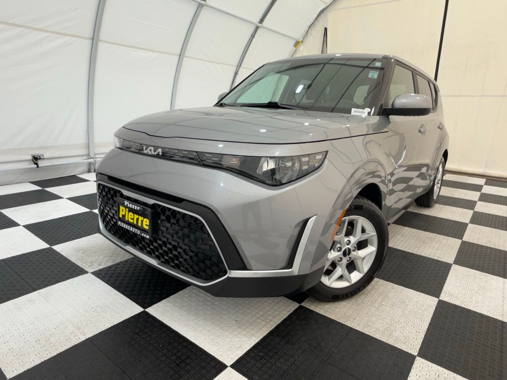 2023 Kia Soul LX's photo