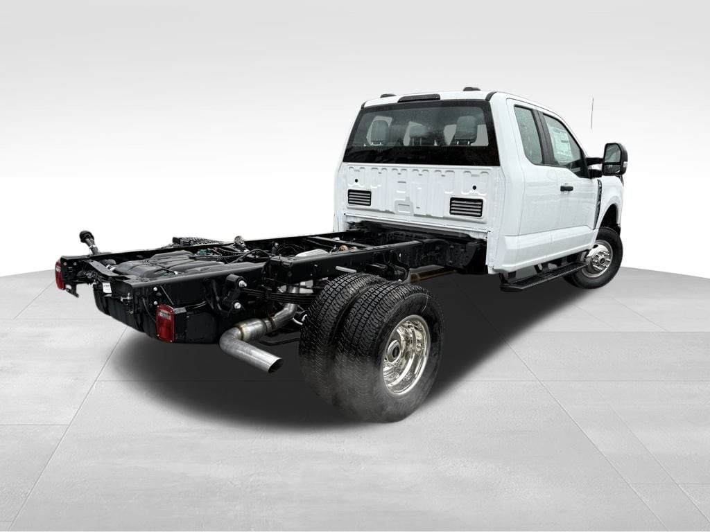 New 2025 Ford F-350 Chassis XL DRW Truck Super Cab