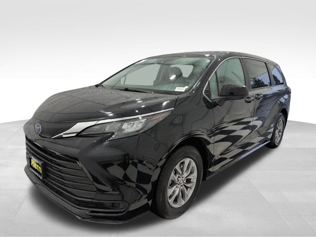 2024 Toyota Sienna LE's photo