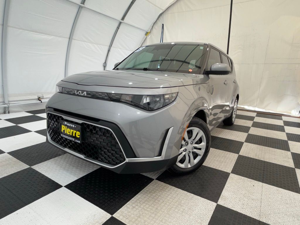 2023 Kia Soul LX's photo