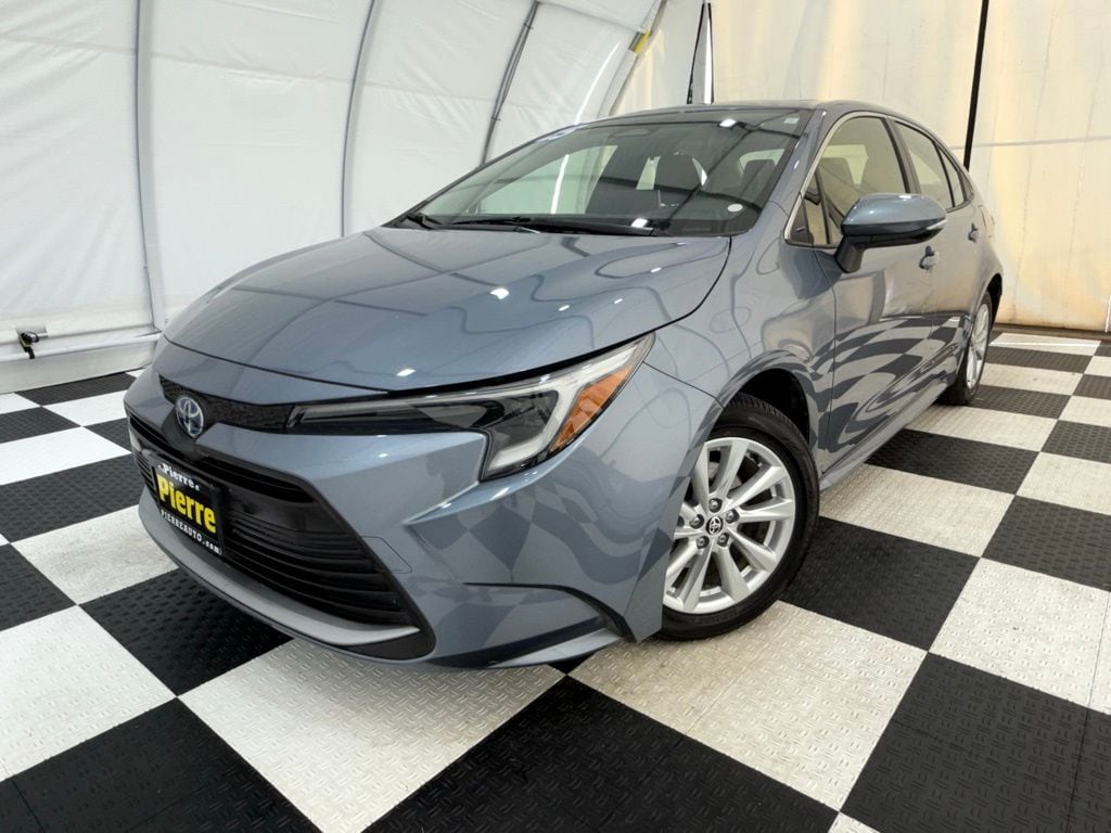 2025 Toyota Corolla XLE's photo