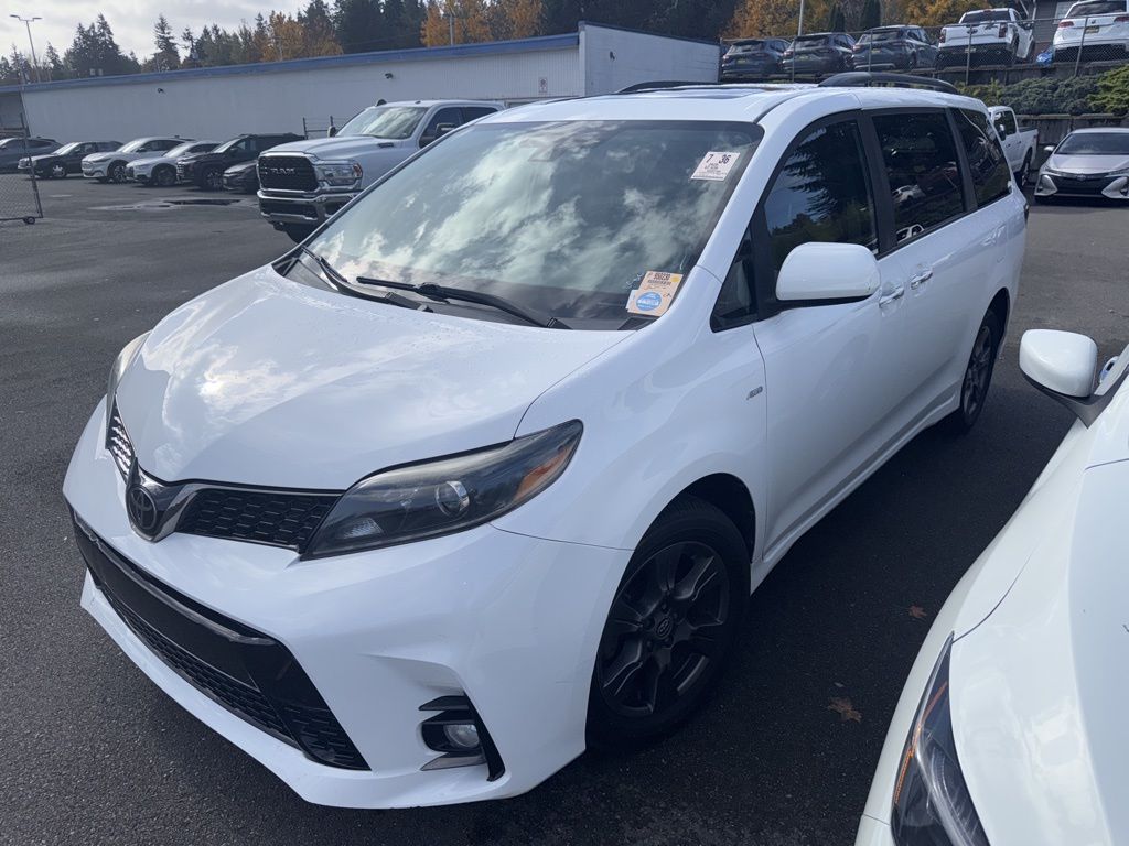 2020 Toyota Sienna SE Premium's photo