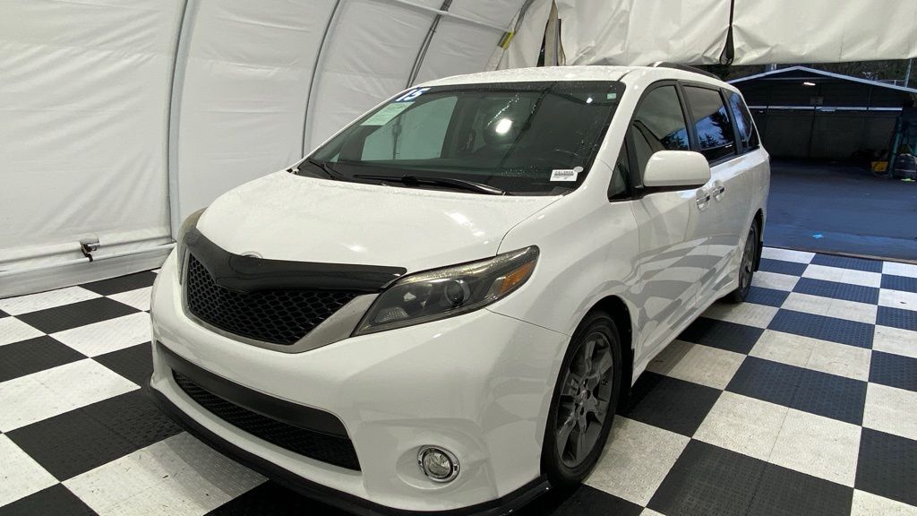 2015 Toyota Sienna SE's photo