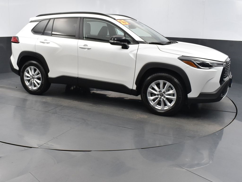 2025 Toyota Corolla Cross LE photo 3