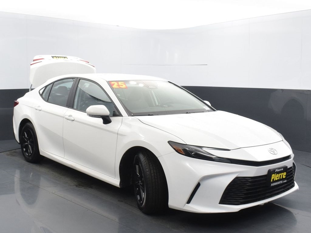 2025 Toyota Camry LE photo 4