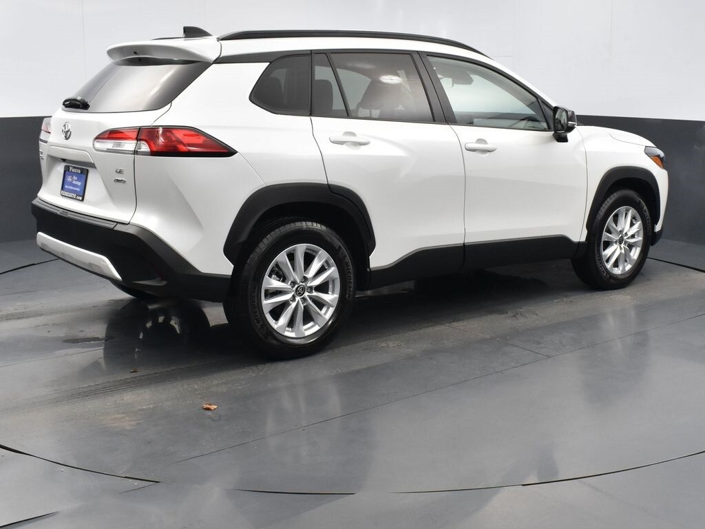2025 Toyota Corolla Cross LE photo 4