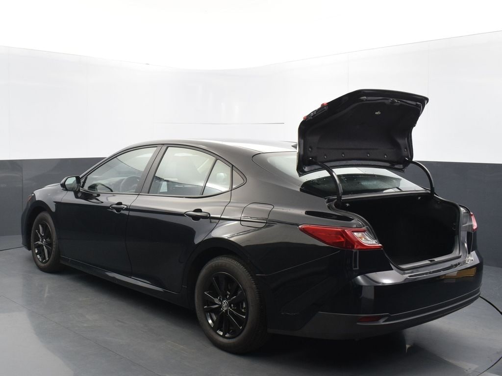 2025 Toyota Camry LE photo 3