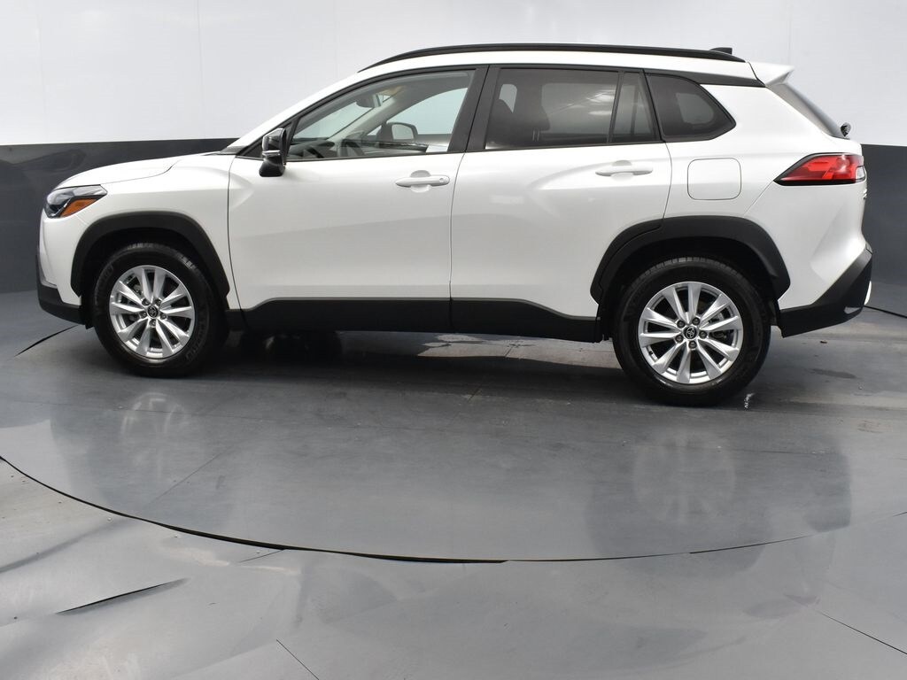 2025 Toyota Corolla Cross LE photo 2