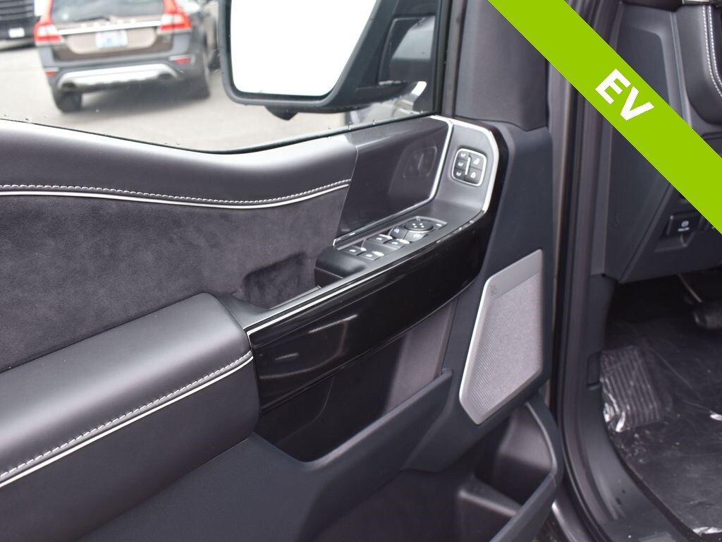 2025 Ford F-150 Lightning Platinum photo 4