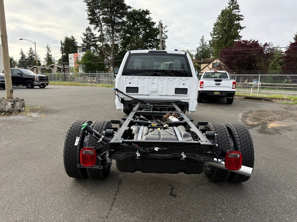 2025 Ford F-450 photo 2