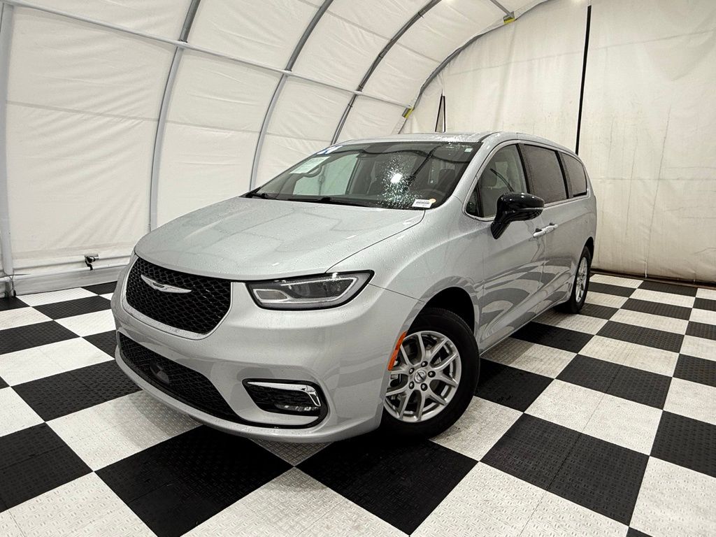 2024 Chrysler Pacifica Touring L's photo