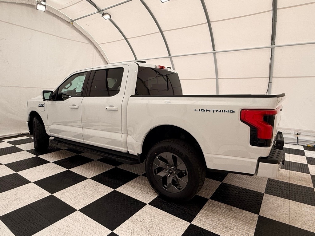 2025 Ford F-150 Lightning Lariat photo 2