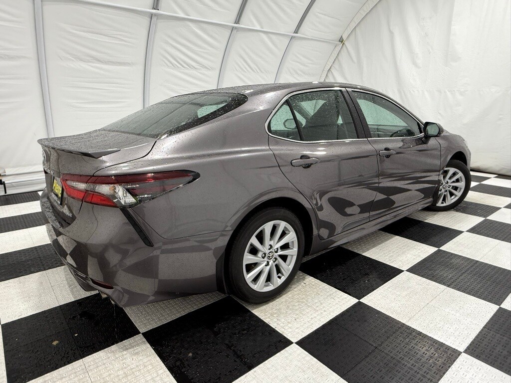 2024 Toyota Camry SE photo 3