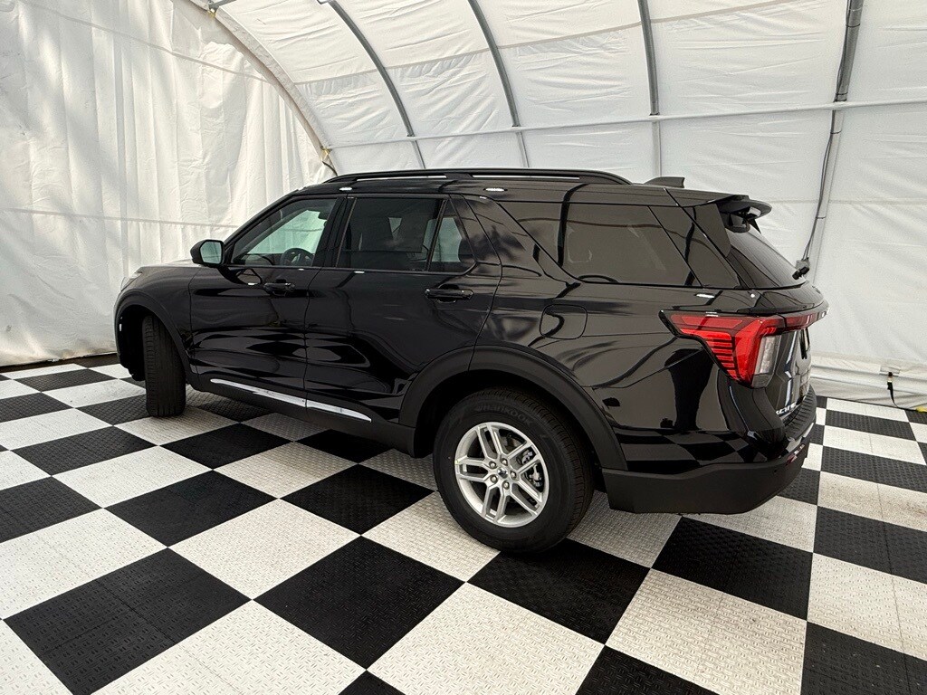 2025 Ford Explorer photo 2