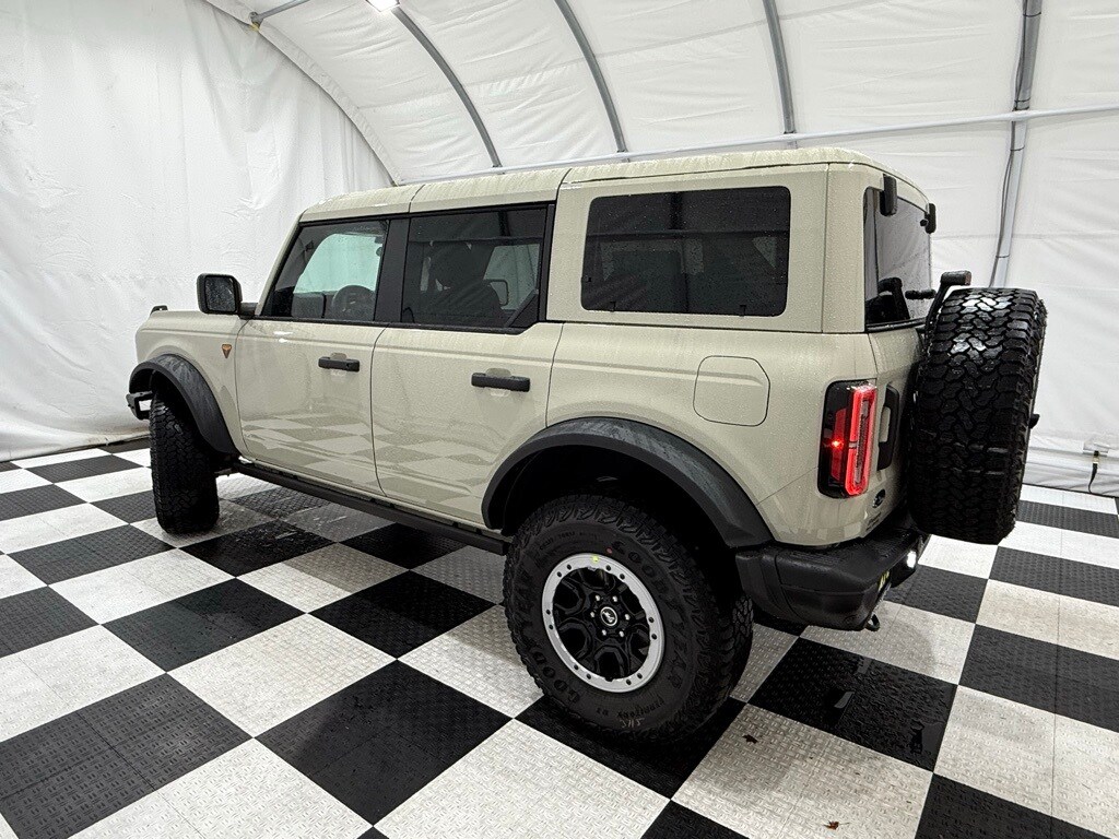 2025 Ford Bronco Badlands photo 2