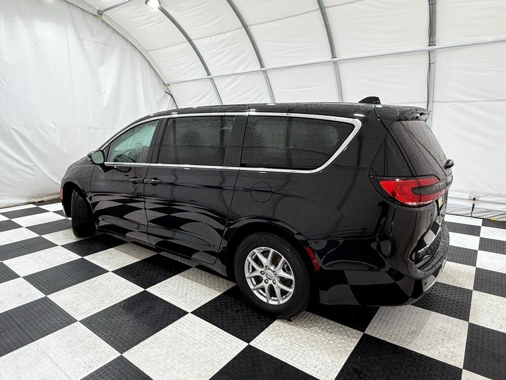 2024 Chrysler Pacifica Touring L photo 2