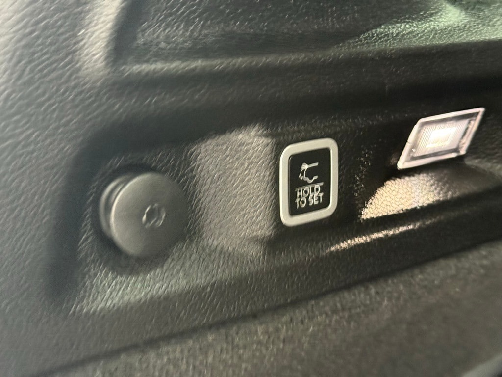 2023 Jeep Grand Cherokee Overland photo 4