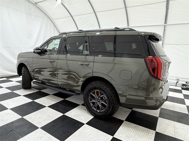 2025 Ford Expedition photo 2