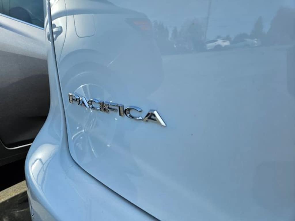 Used 2024 Chrysler Pacifica Touring L
