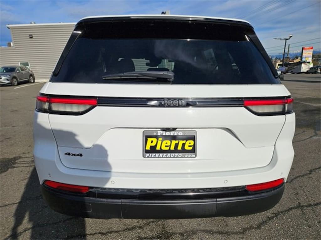 Used 2023 Jeep Grand Cherokee Laredo