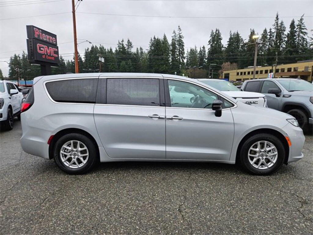 Used 2024 Chrysler Pacifica Touring L