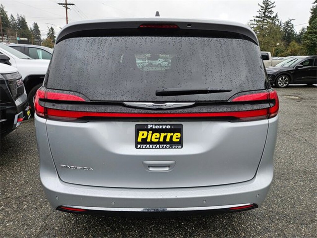 Used 2024 Chrysler Pacifica Touring L
