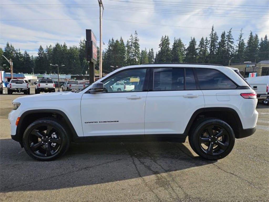 Used 2023 Jeep Grand Cherokee Laredo