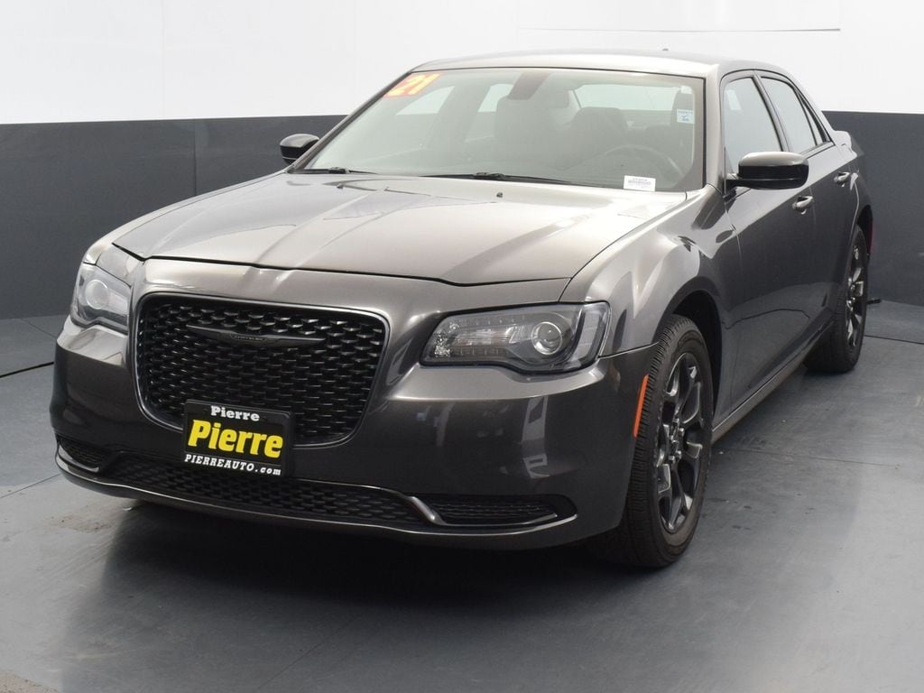 2021 Chrysler 300 Touring's photo