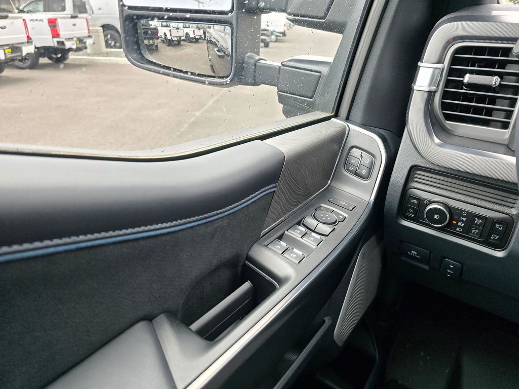 2025 Ford F-350 Super Duty Platinum - Photo 30