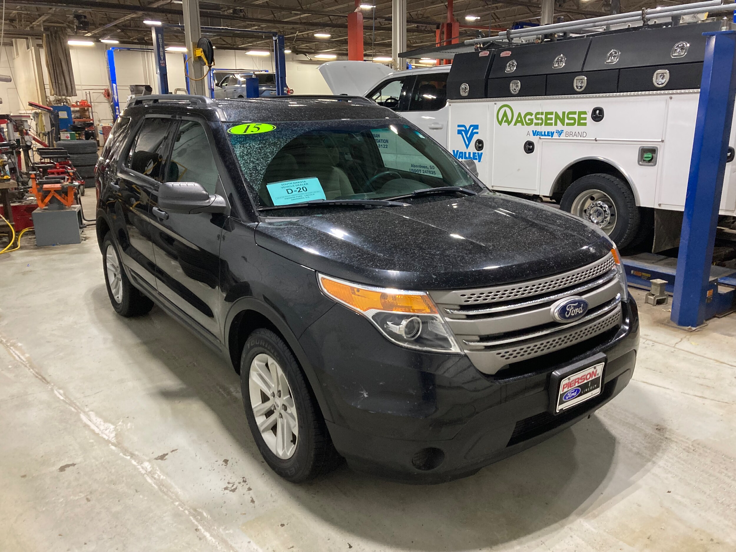 2015 Ford Explorer Base photo 3