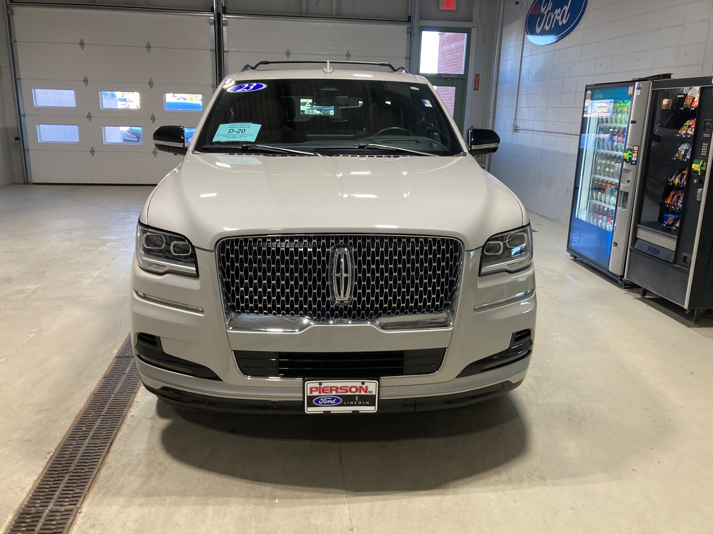 2023 Lincoln Navigator L Reserve photo 2