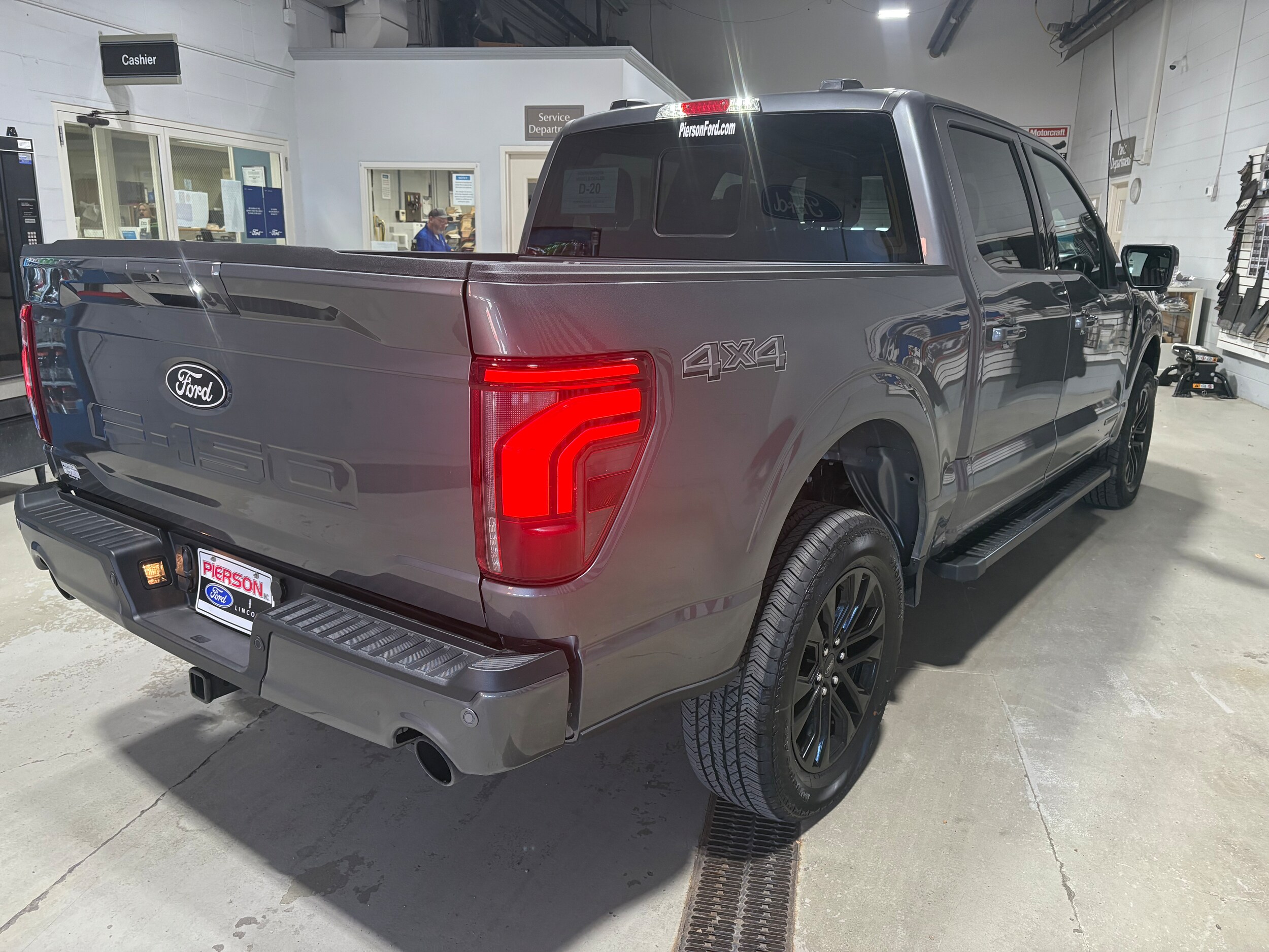 2025 Ford F-150 Lariat photo 4