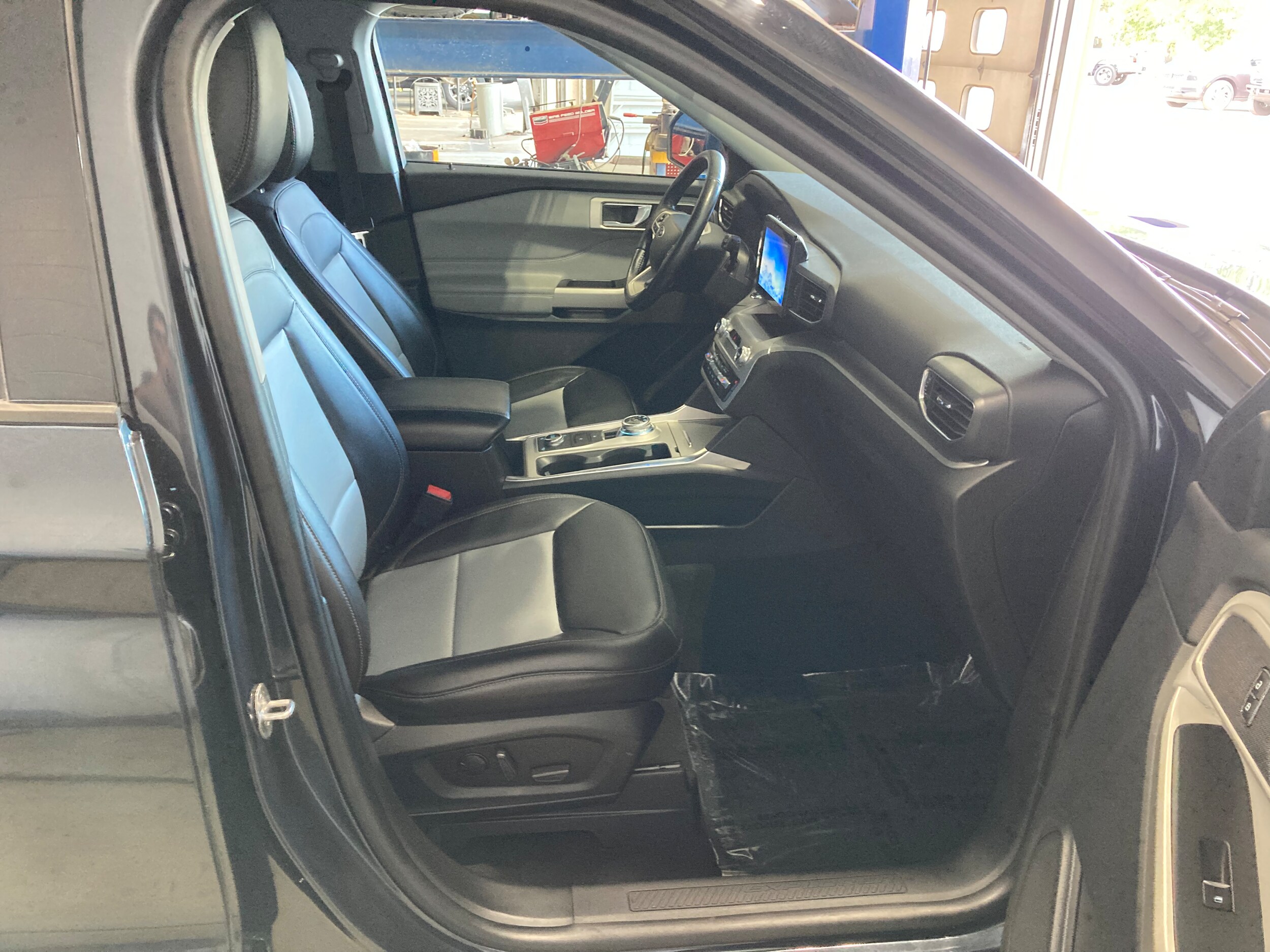 2022 Ford Explorer XLT photo 3