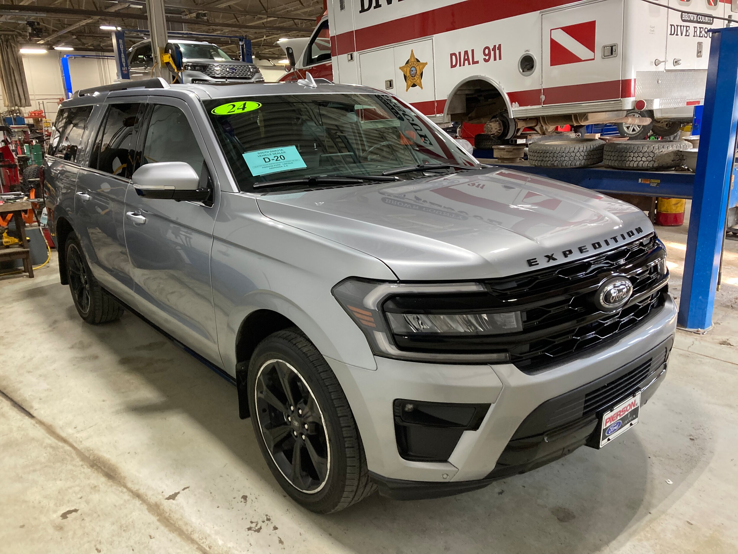 2024 Ford Expedition MAX Limited photo 2