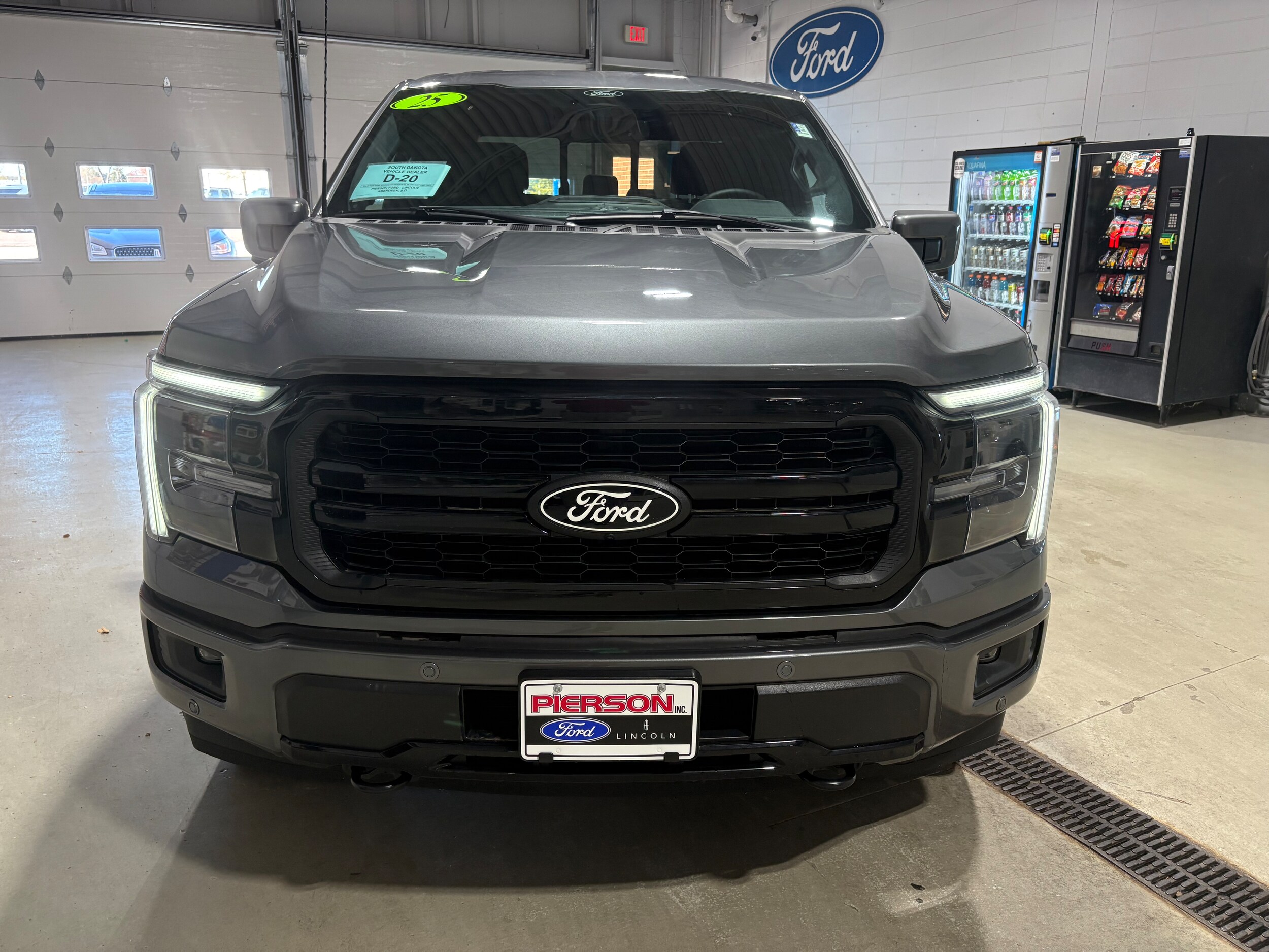 2025 Ford F-150 Lariat photo 2