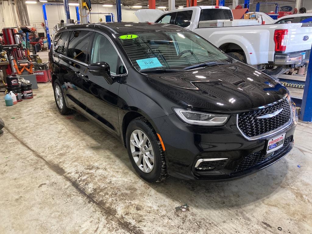 Used 2024 Chrysler Pacifica Touring L Minivan/Van