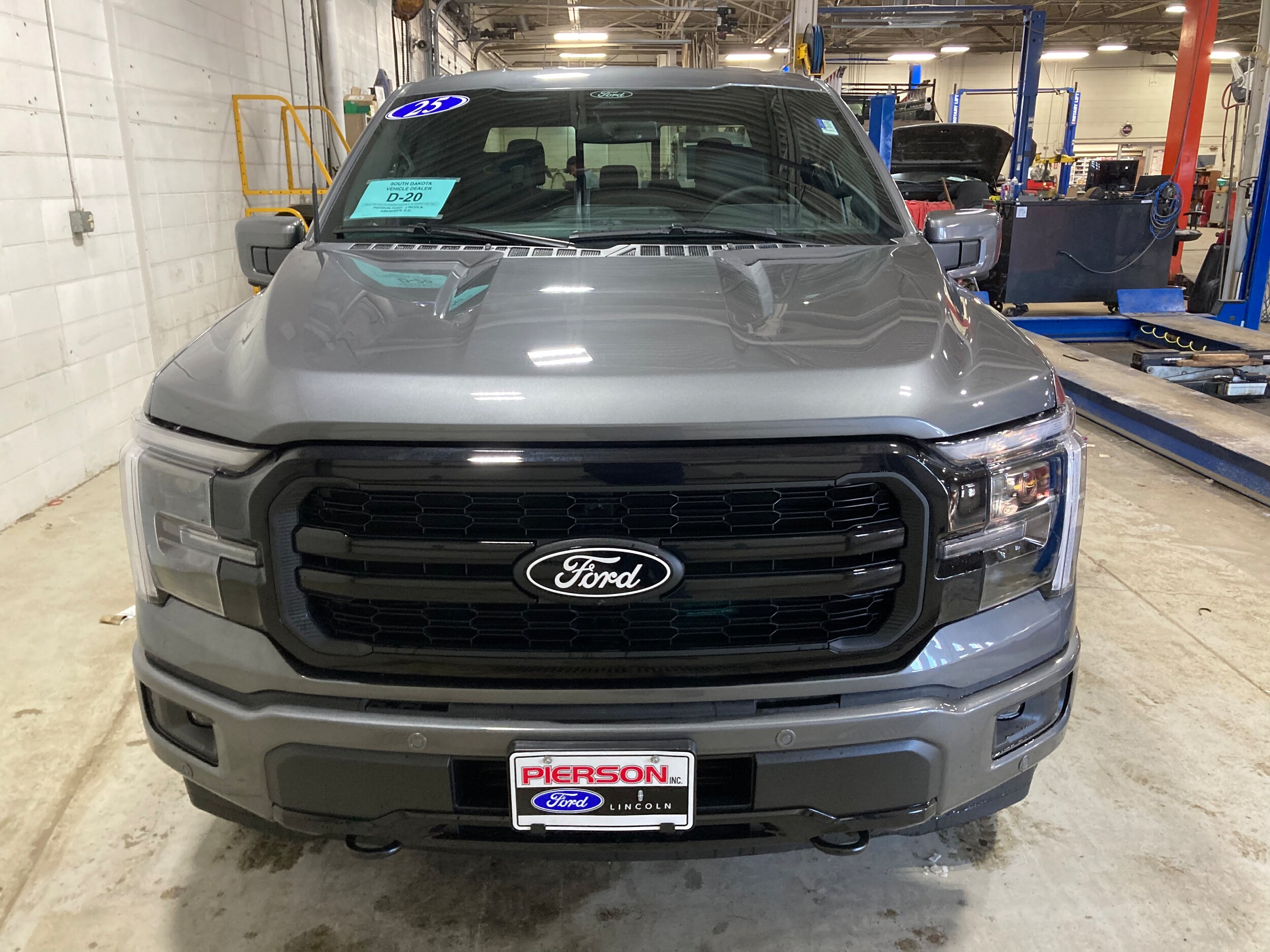 2025 Ford F-150 Lariat photo 2