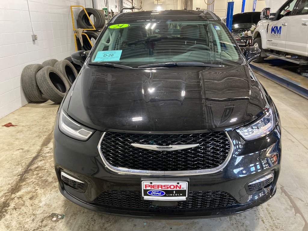 Used 2024 Chrysler Pacifica Touring L Minivan/Van