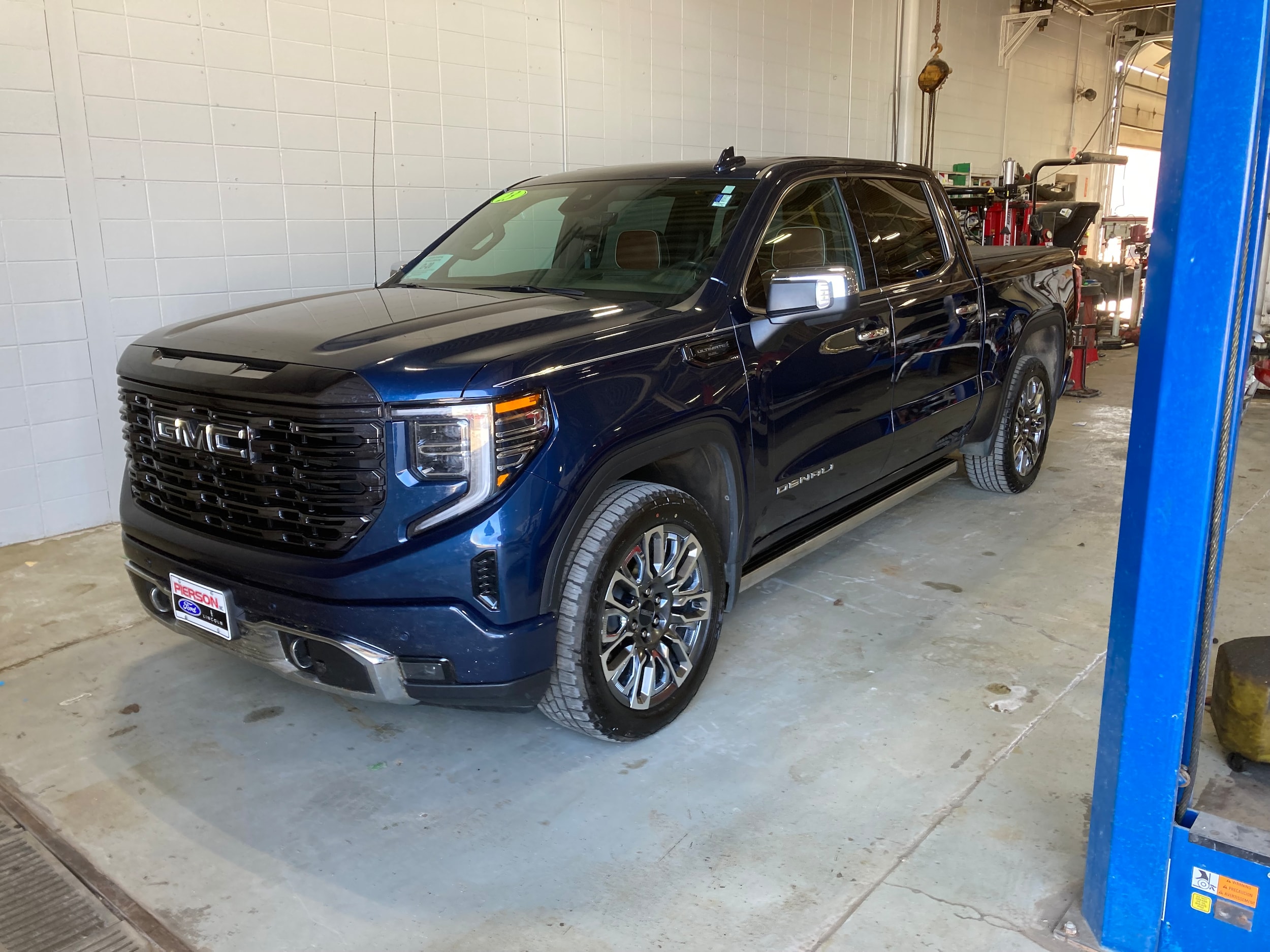 2023 GMC Sierra 4WD Crew Cab Short Box Denali Ultimate's photo