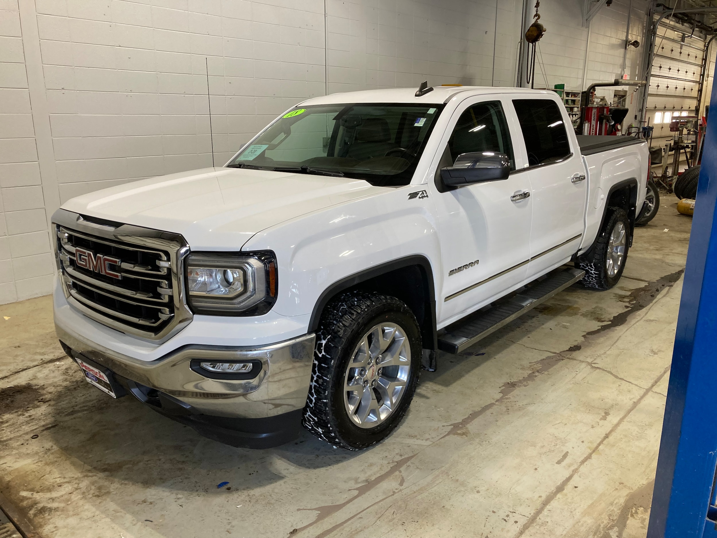 2018 GMC Sierra 4WD Crew Cab Short Box SLT's photo